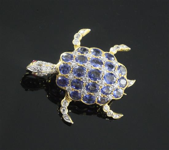 An 18ct gold, sapphire, diamond and cabochon ruby set turtle pendant brooch, 26mm.